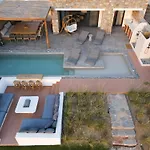 Villa The Nine Graces- Liv, Stunning Views, Pool